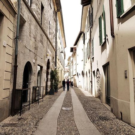 Casa Del Pittore - Elegante Appartamento Del 1200 - Centro Storico Como Luaran gambar
