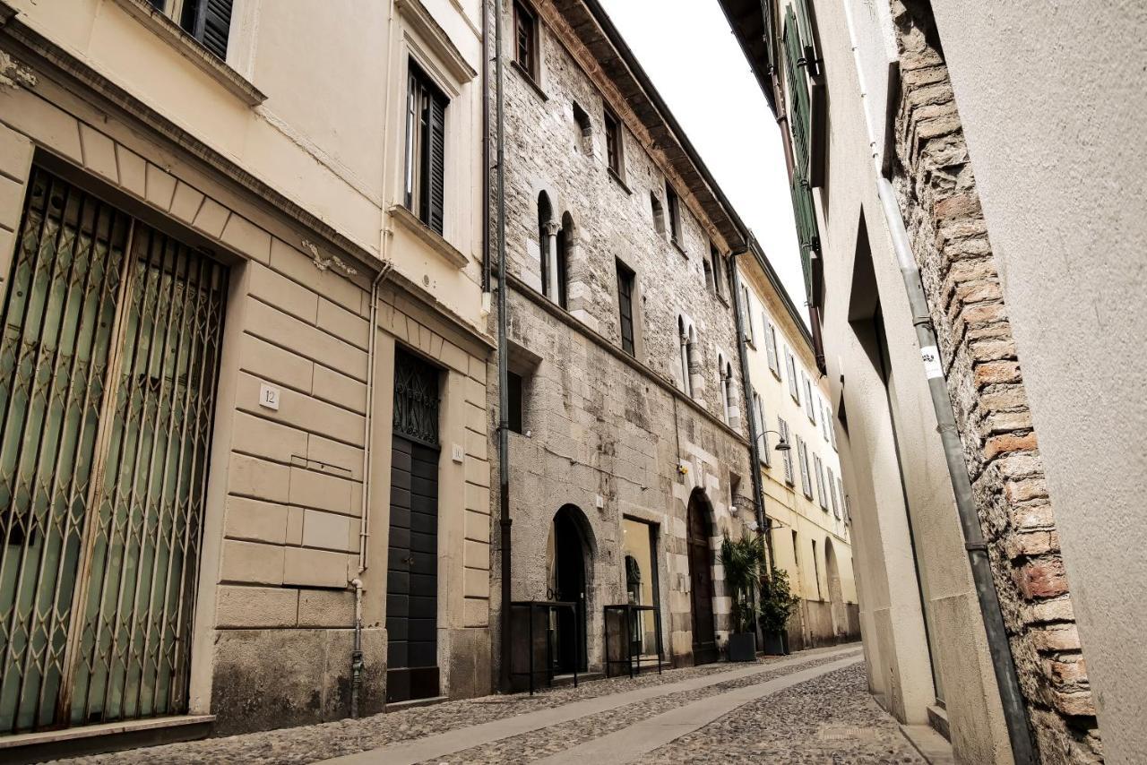 Casa Del Pittore - Elegante Appartamento Del 1200 - Centro Storico Como Luaran gambar