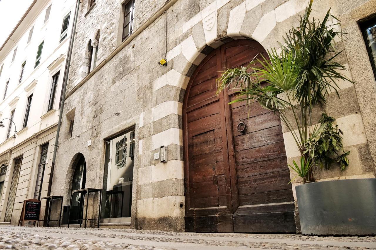 Casa Del Pittore - Elegante Appartamento Del 1200 - Centro Storico Como Luaran gambar