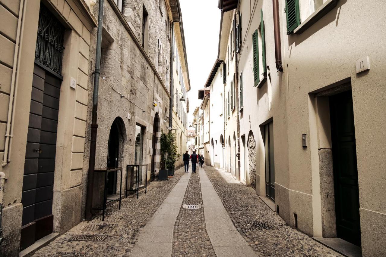 Casa Del Pittore - Elegante Appartamento Del 1200 - Centro Storico Como Luaran gambar